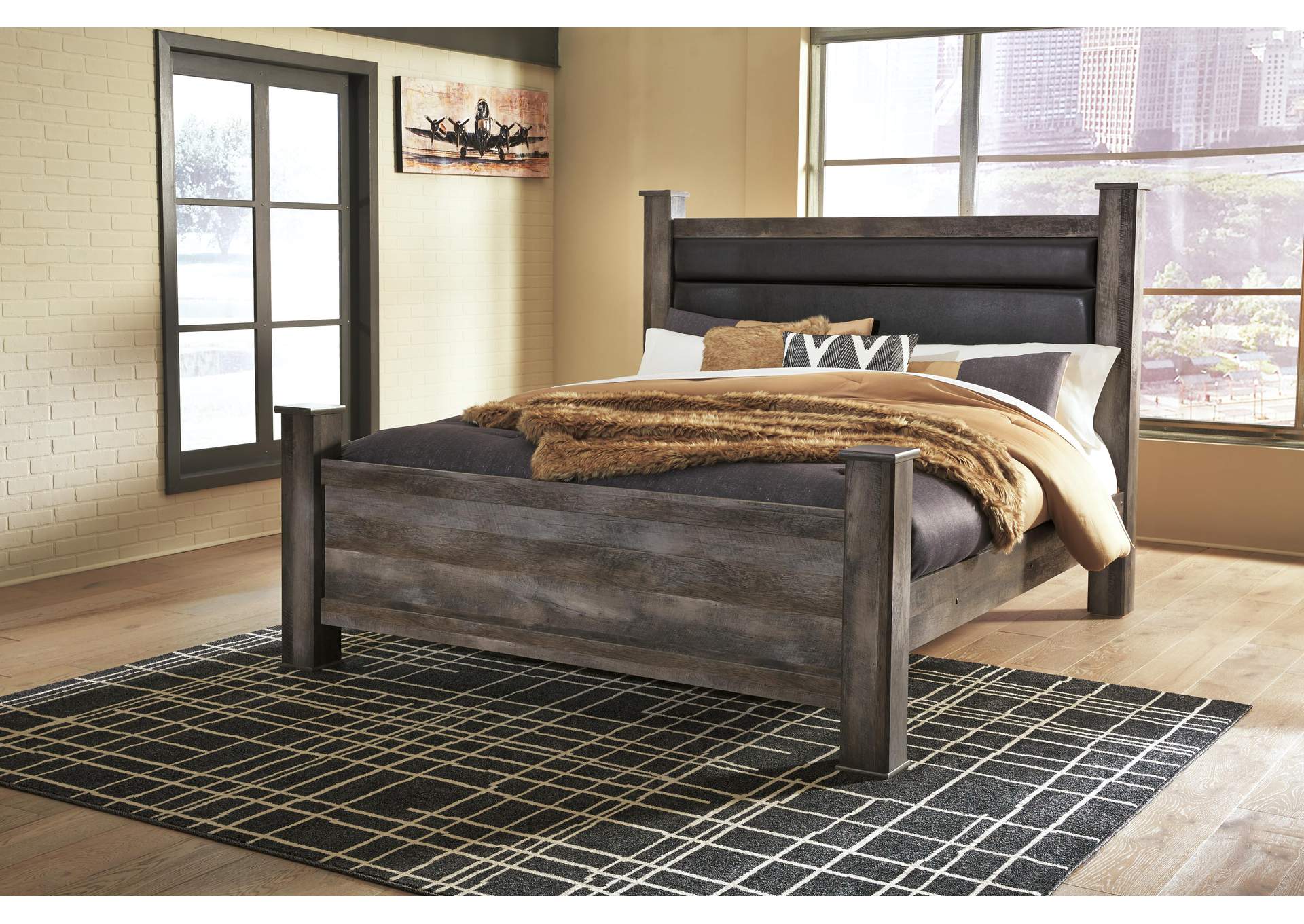 Wynnlow King Poster Bed with Dresser
