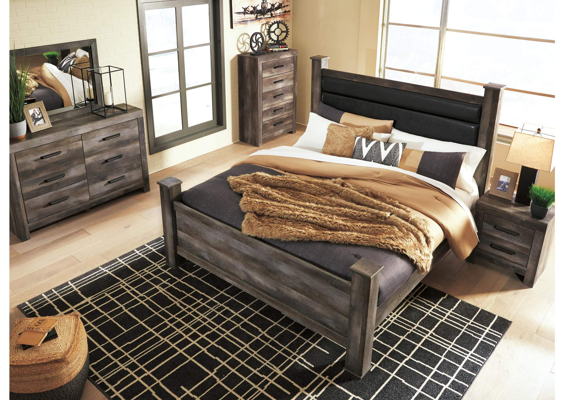 Wynnlow King Poster Bed