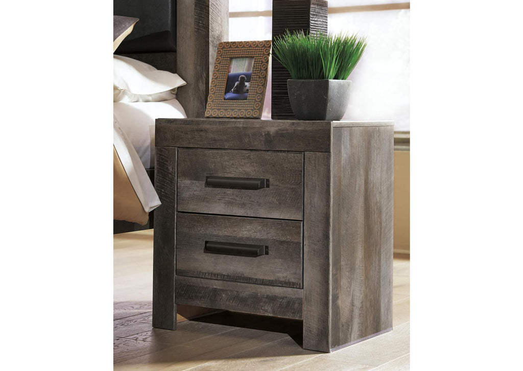 Wynnlow King Poster Bed with Mirrored Dresser, Chest and 2 Nightstands room view