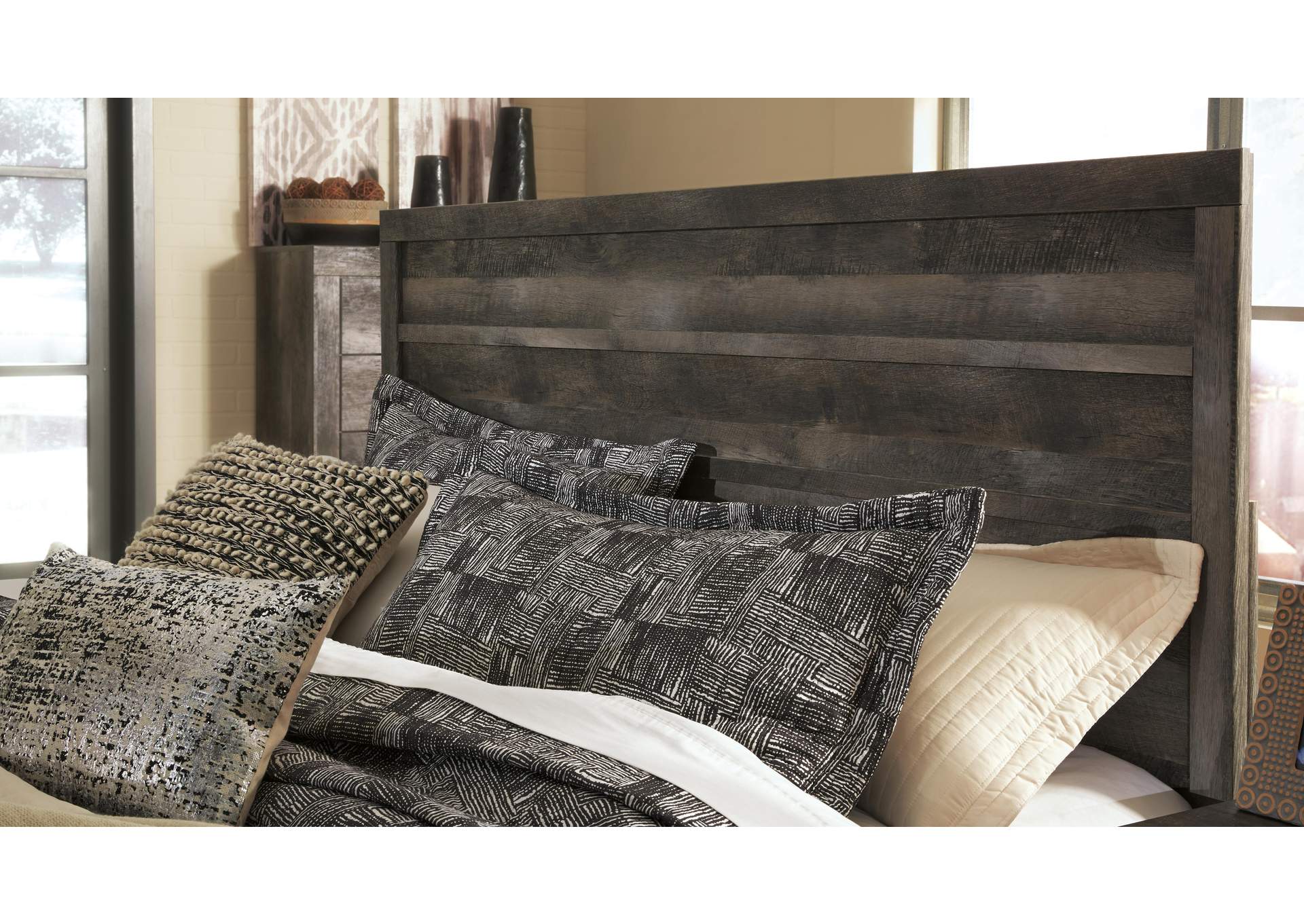 Wynnlow Queen Panel Bed detail