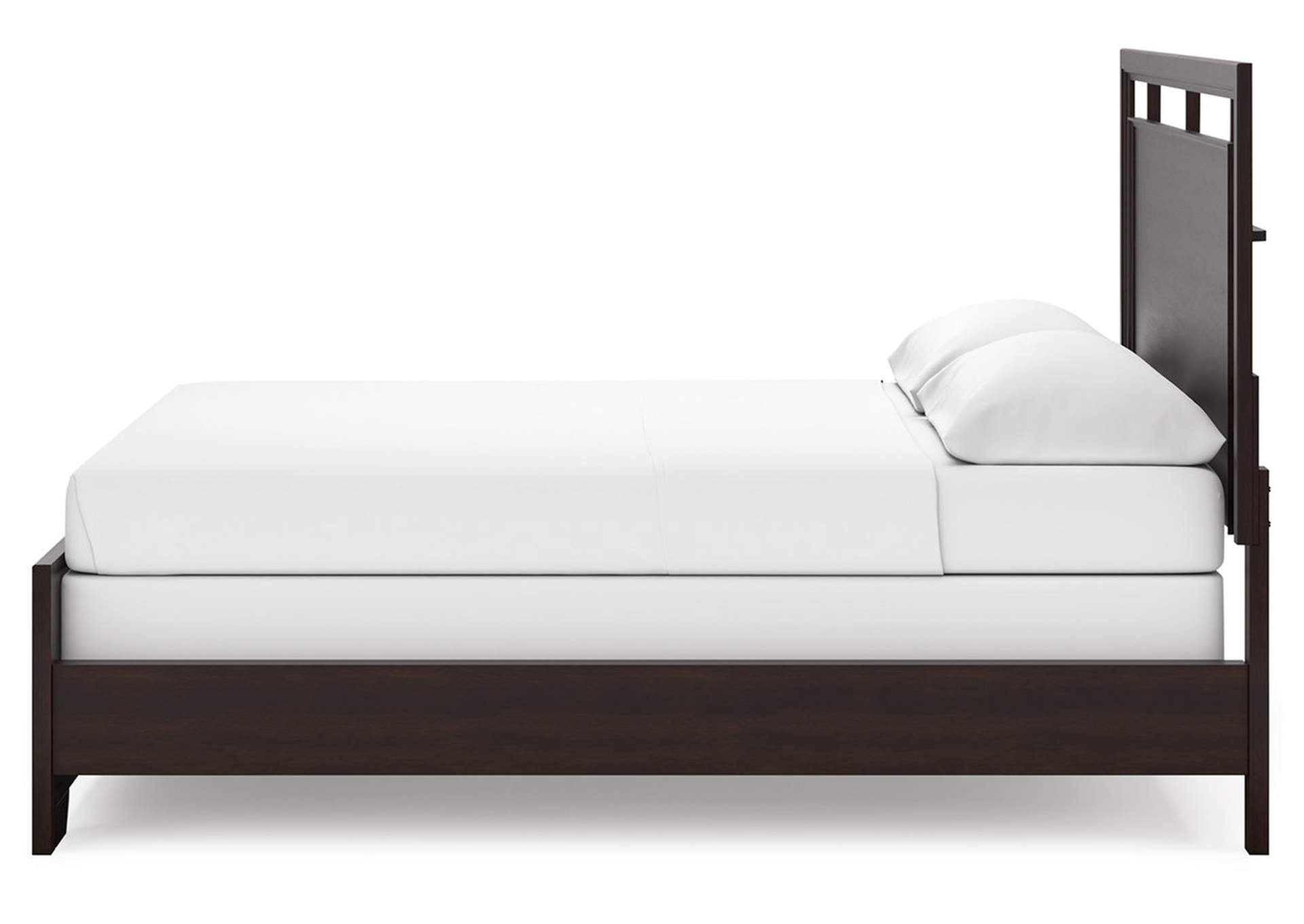 Covetown California King Panel Bed with Mirrored Dresser and Nightstand side view