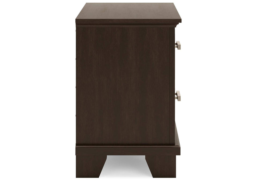 Covetown Queen Panel Bed and 2 Nightstands side view