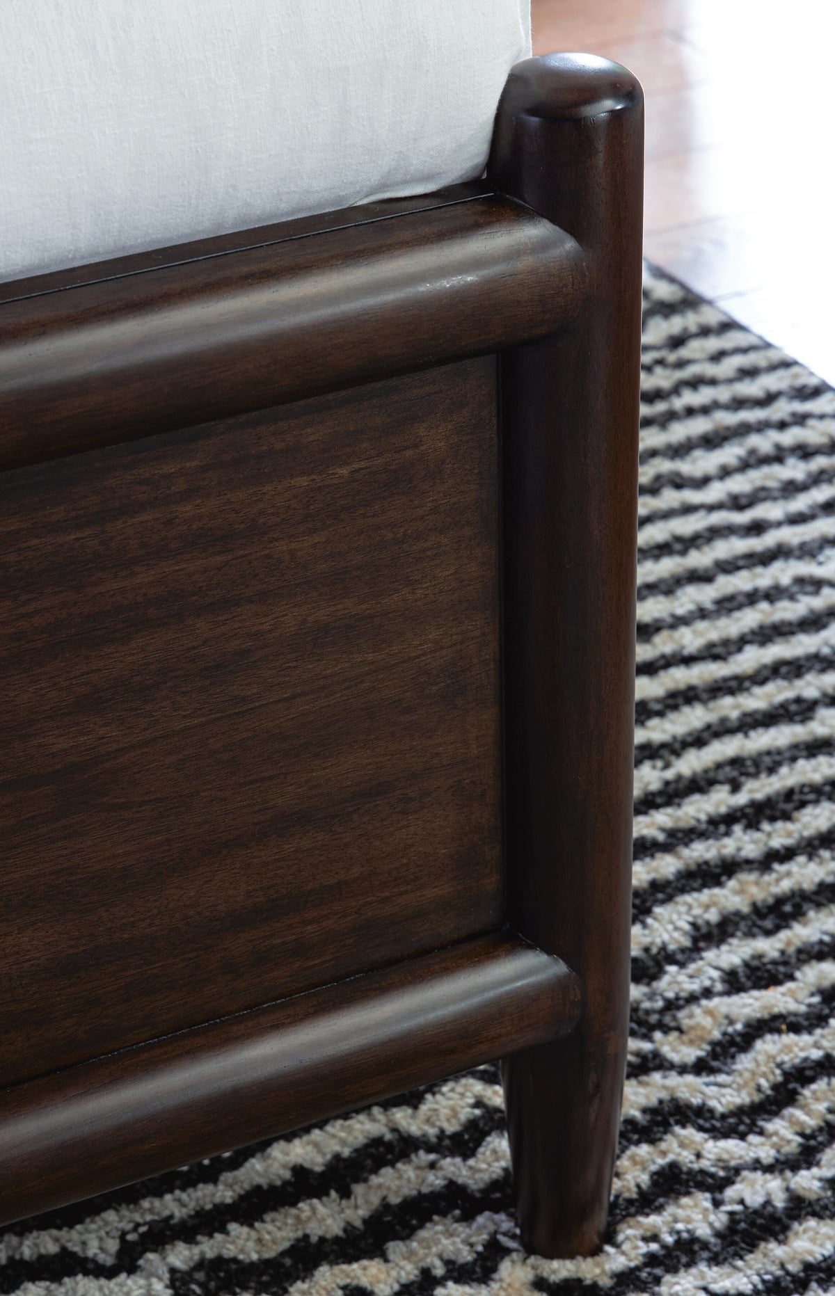 Dantenton Queen Panel Bed in Merlot, detail view