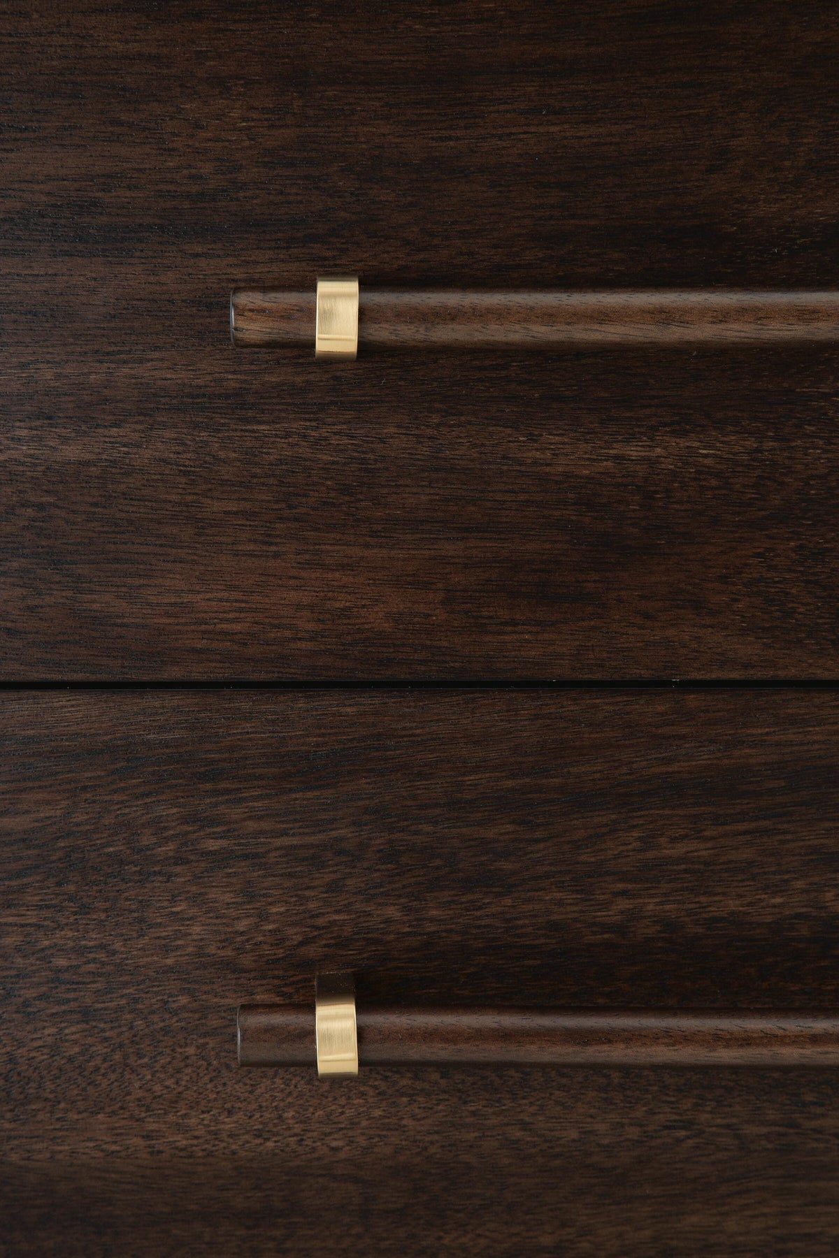 Dantenton Chest of Drawers in Merlot, detail view