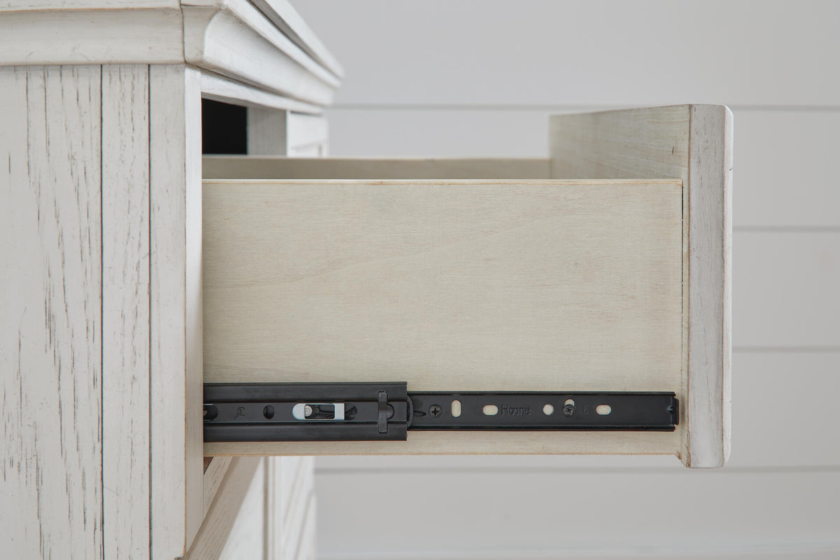 Robbinsdale Dresser in Antique White, detail view