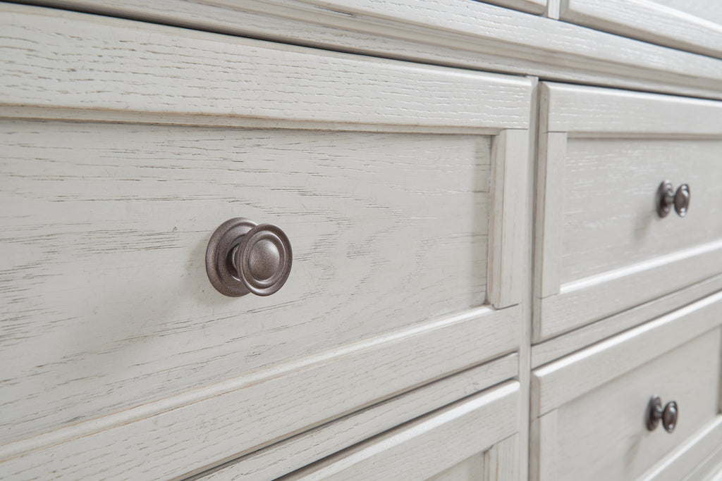 Robbinsdale Dresser in Antique White, detail view