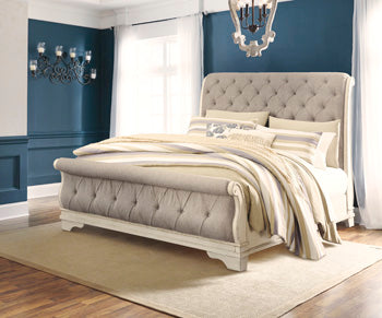 Realyn King Sleigh Bed in Chipped White