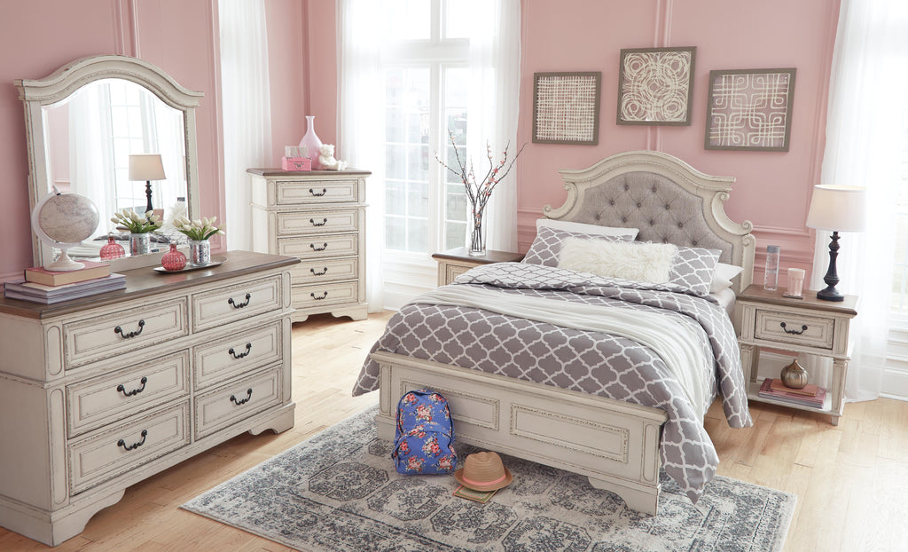 Realyn Full Panel Bed in Chipped White, lifestyle view