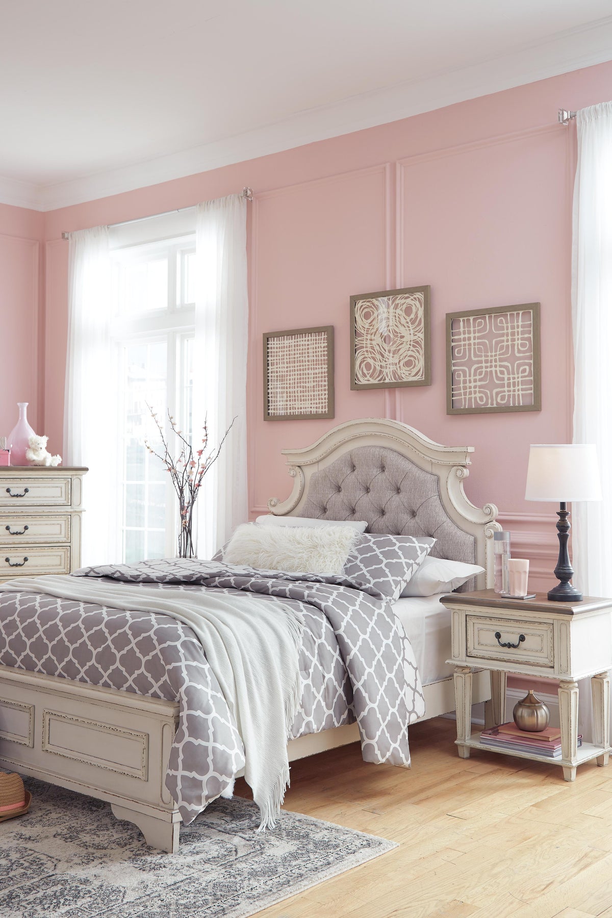 Realyn Full Panel Bed in Chipped White, lifestyle view