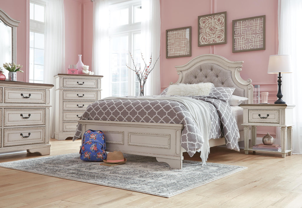 Realyn Full Panel Bed in Chipped White, lifestyle view