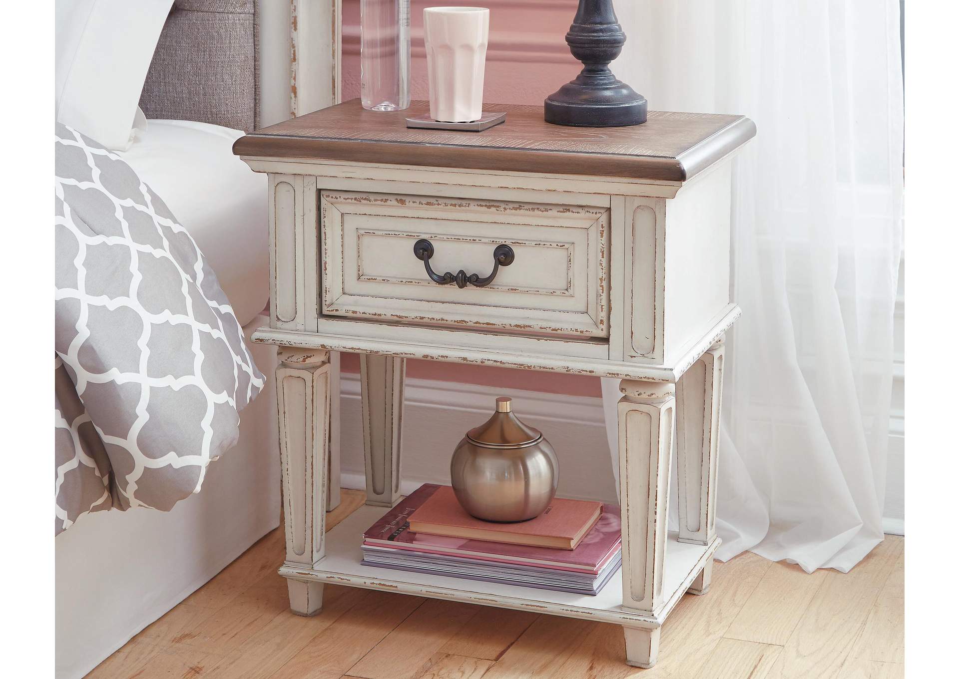 Realyn Twin Panel Bed with Mirrored Dresser and 2 Nightstands room view