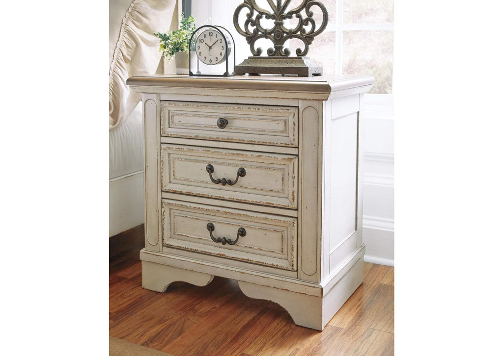 Realyn King Upholstered Panel Bed with Mirrored Dresser and 2 Nightstands room view