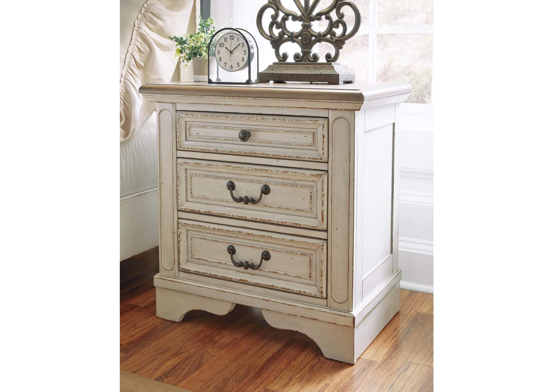Realyn Queen Sleigh Bed with Mirrored Dresser and 2 Nightstands room view