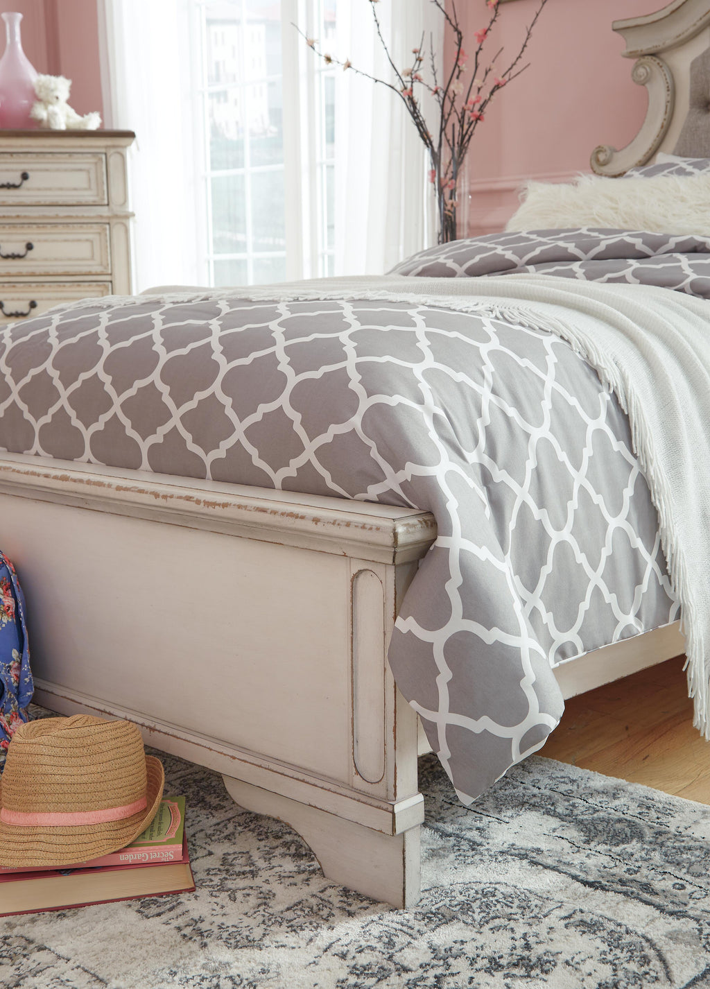 Realyn Twin Panel Bed in Chipped White, detail view