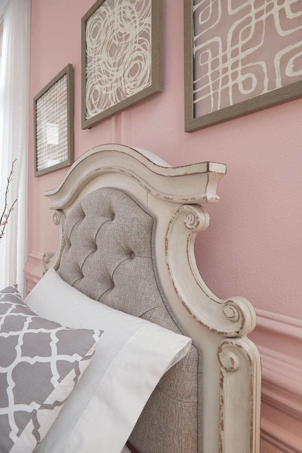 Realyn Twin Panel Bed in Chipped White, detail view