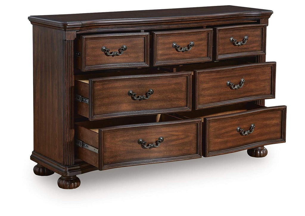 Lavinton California King Poster Bed with Dresser angled view