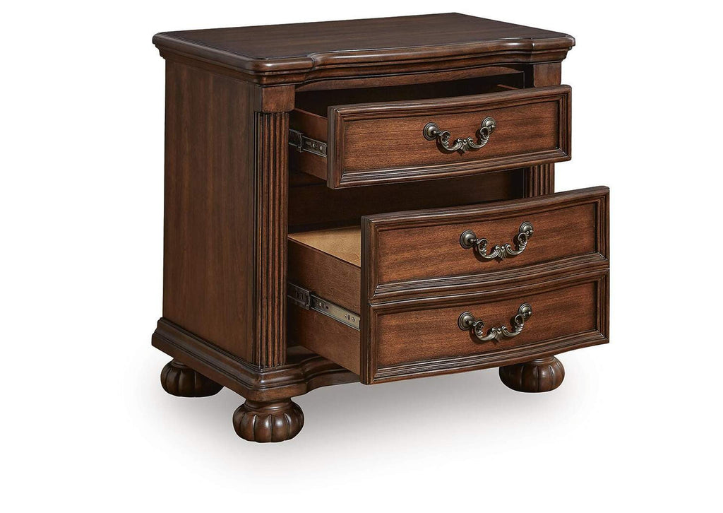 Lavinton Queen Poster Bed with Mirrored Dresser and Nightstand angled view