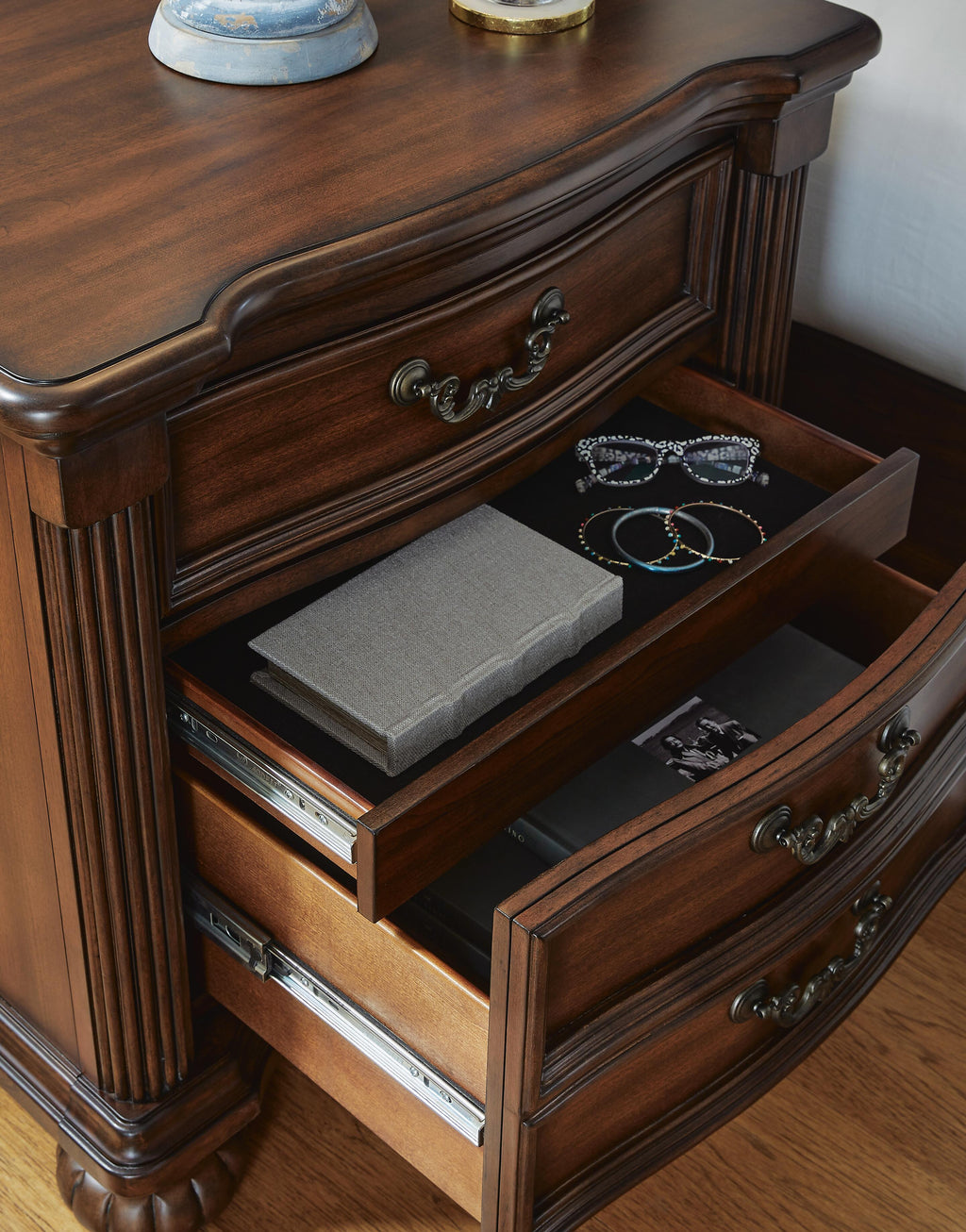 Lavinton Nightstand in Brown, detail view