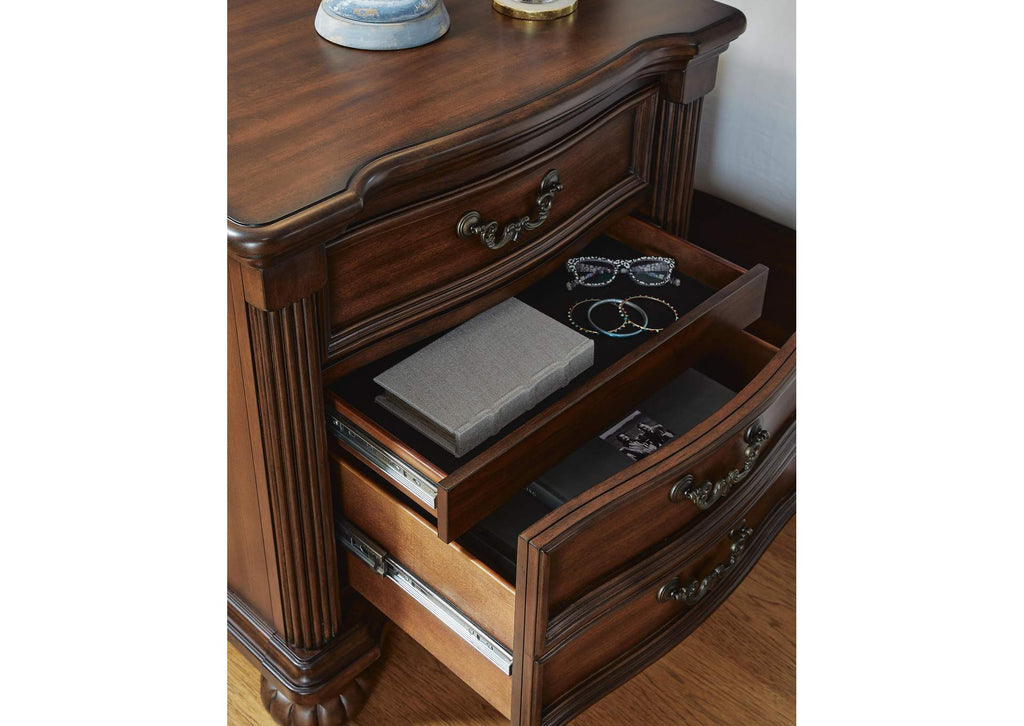 Lavinton Queen Poster Bed with Mirrored Dresser, Chest and 2 Nightstands detail