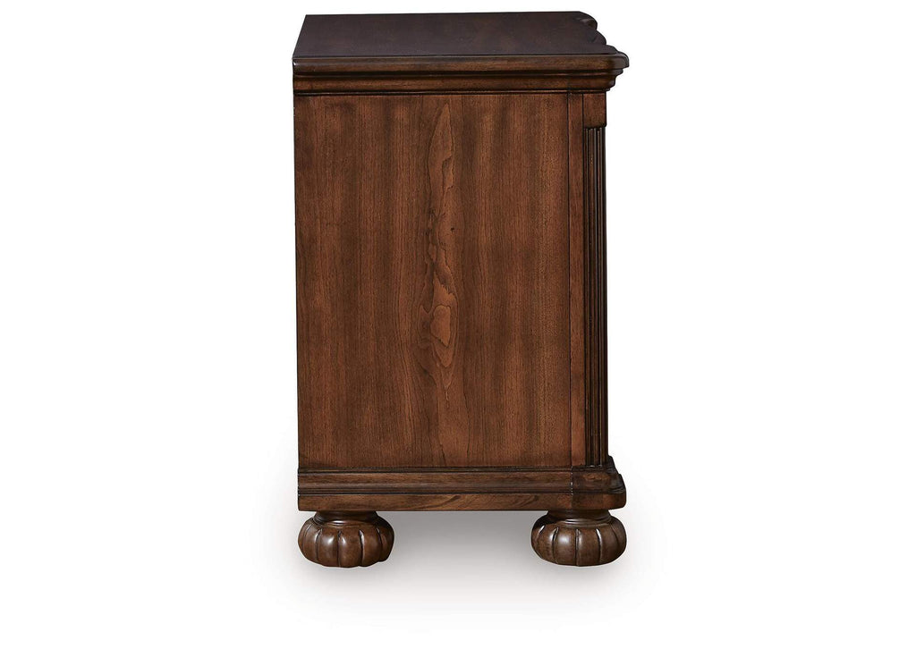 Lavinton California King Poster Bed, Dresser, Mirror and 2 Nightstands side view