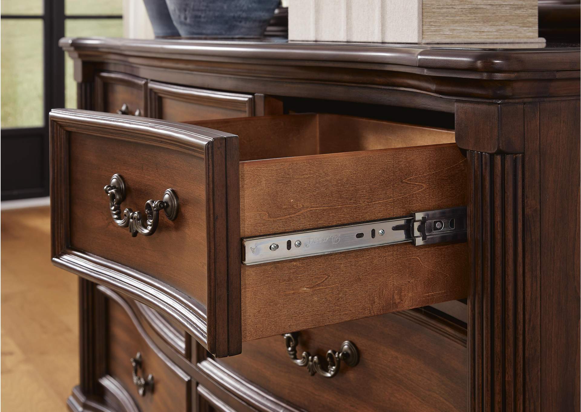 Lavinton King Poster Bed with Mirrored Dresser, Chest and 2 Nightstands detail