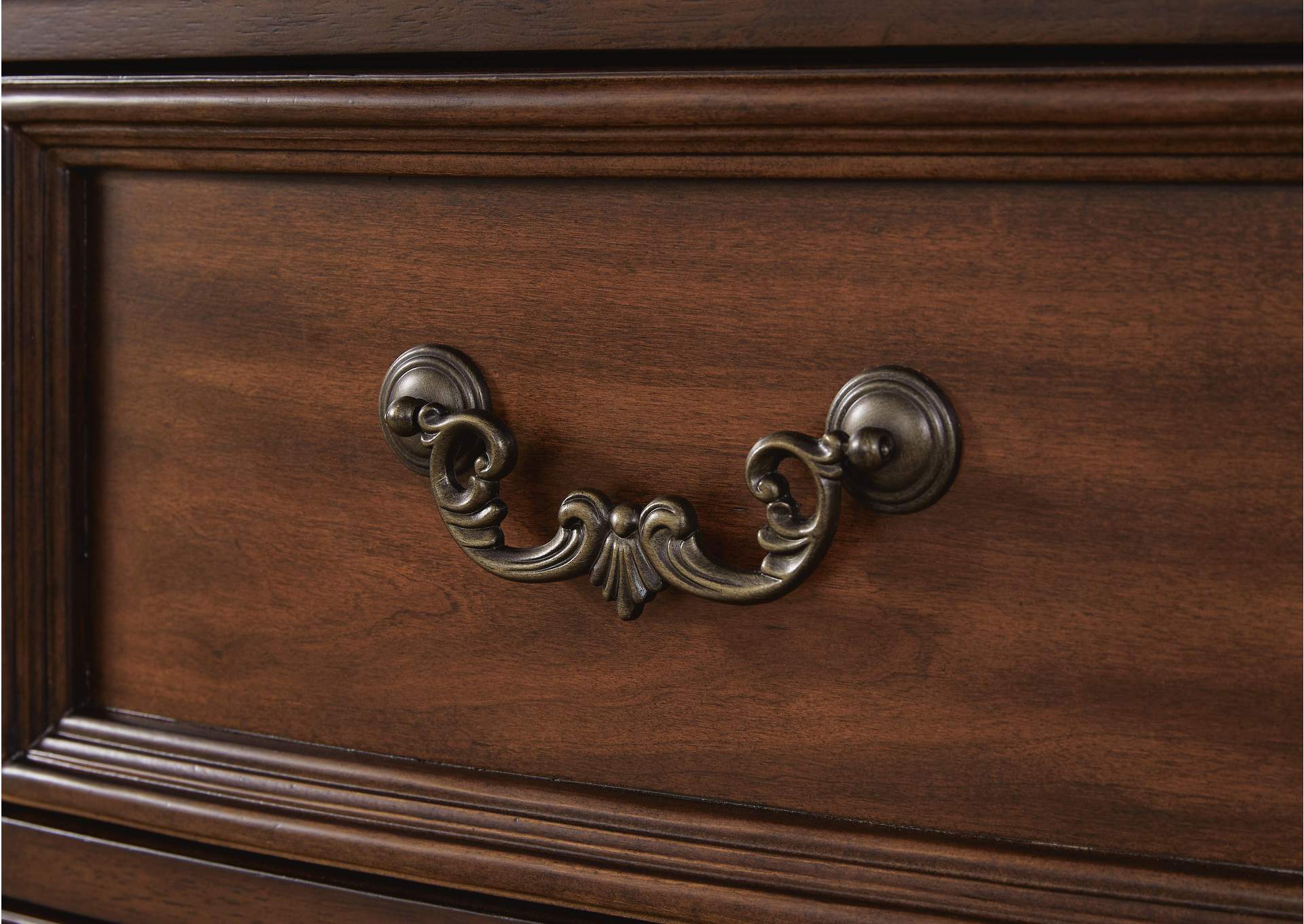 Lavinton Queen Poster Bed with Mirrored Dresser and Nightstand detail