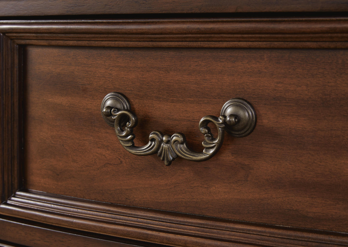 Lavinton Chest of Drawers in Brown, detail view