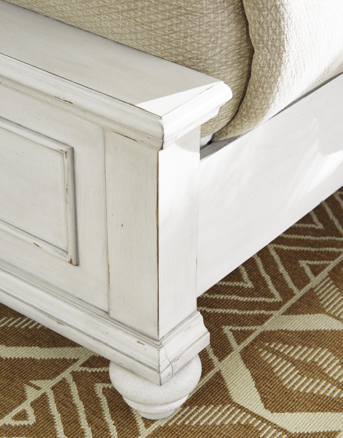 Kanwyn King Panel Bed with Storage Bench in Whitewash, detail view