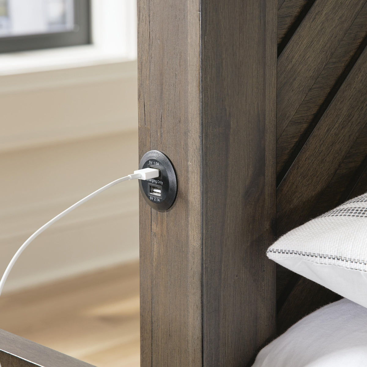 Arkenton King Panel Bed in Grayish Brown, detail view