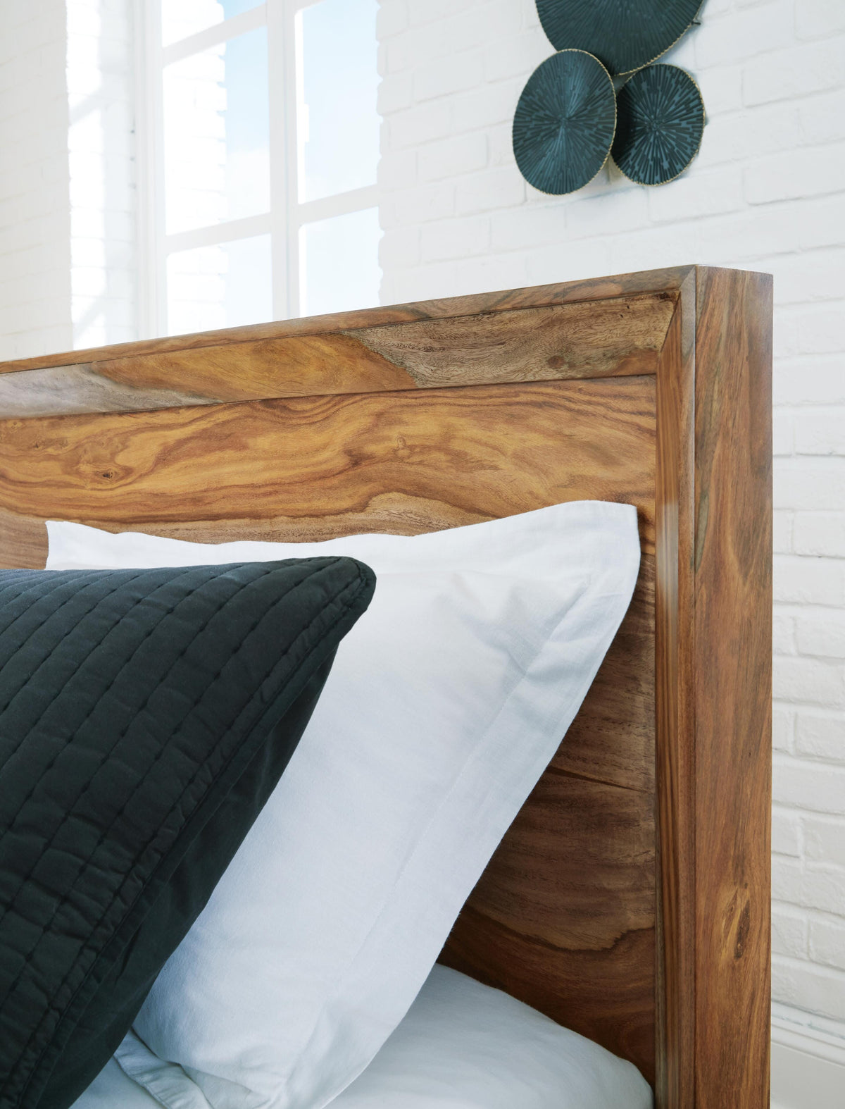Dressonni Queen Panel Bed in Brown, detail view