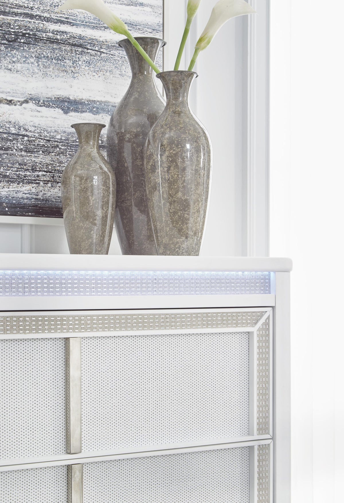 Chalanna Chest of Drawers in White, detail view