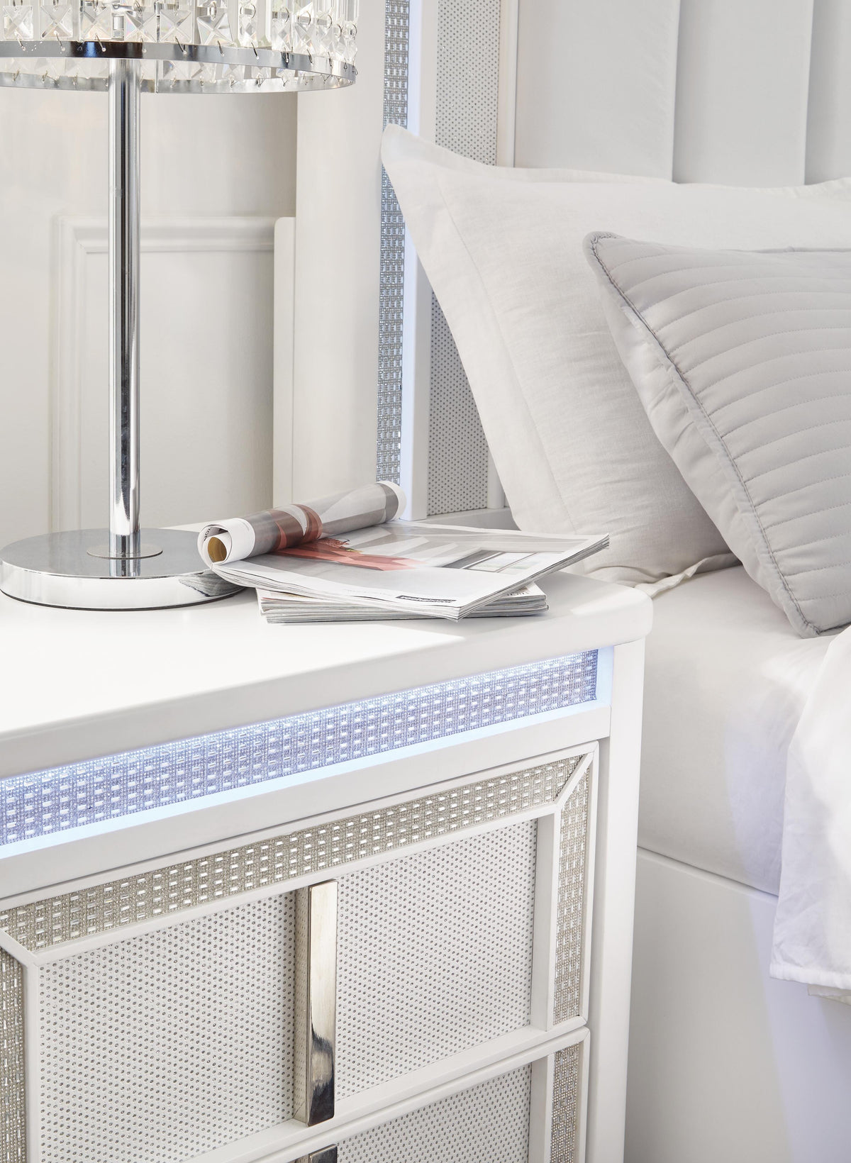 Chalanna Nightstand in White, detail view