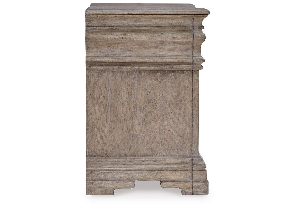 Blairhurst California King Panel Bed with Dresser and Nightstand side view