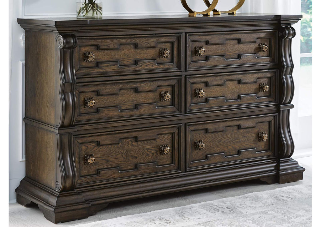 Maylee Dresser