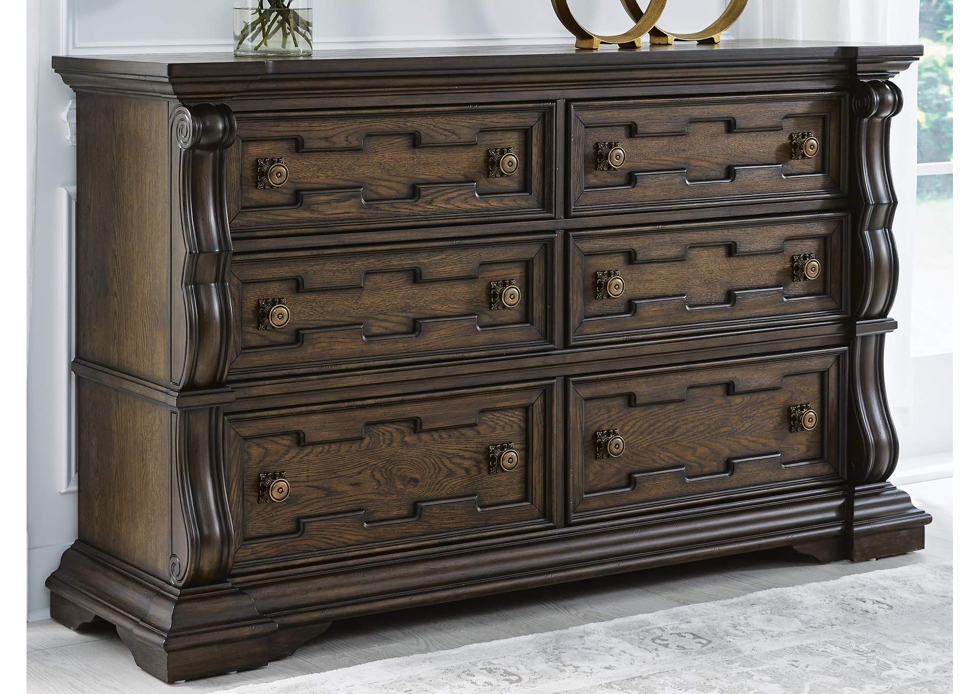 Maylee Dresser
