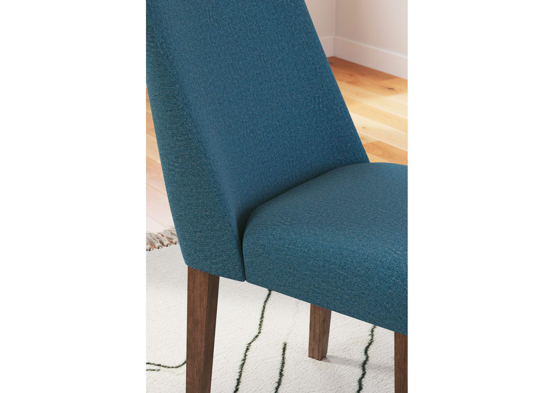 Lyncott Dining Chair (Set of 2) detail