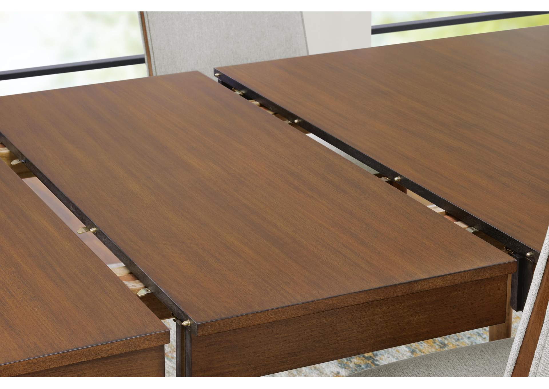 Lyncott Dining Table and 4 Chairs detail