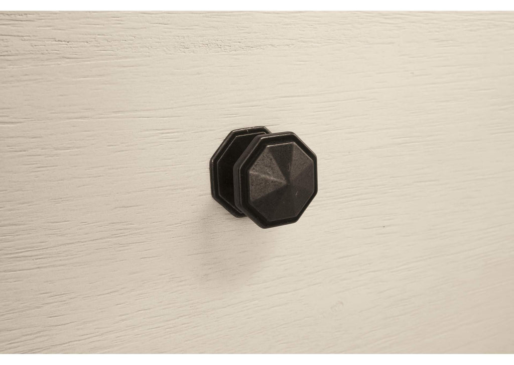 Bolanburg Display Cabinet detail