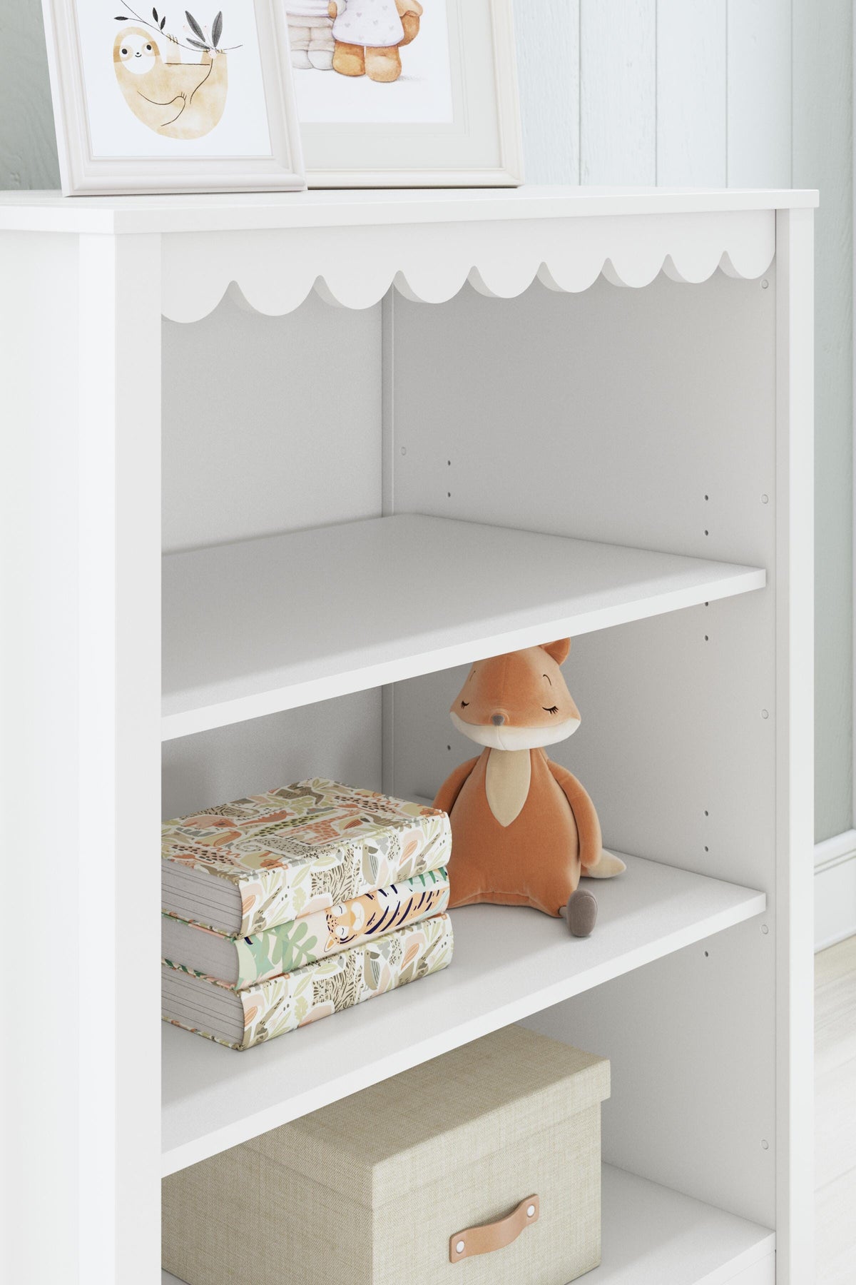 Hallityn Bookcase in White, detail view