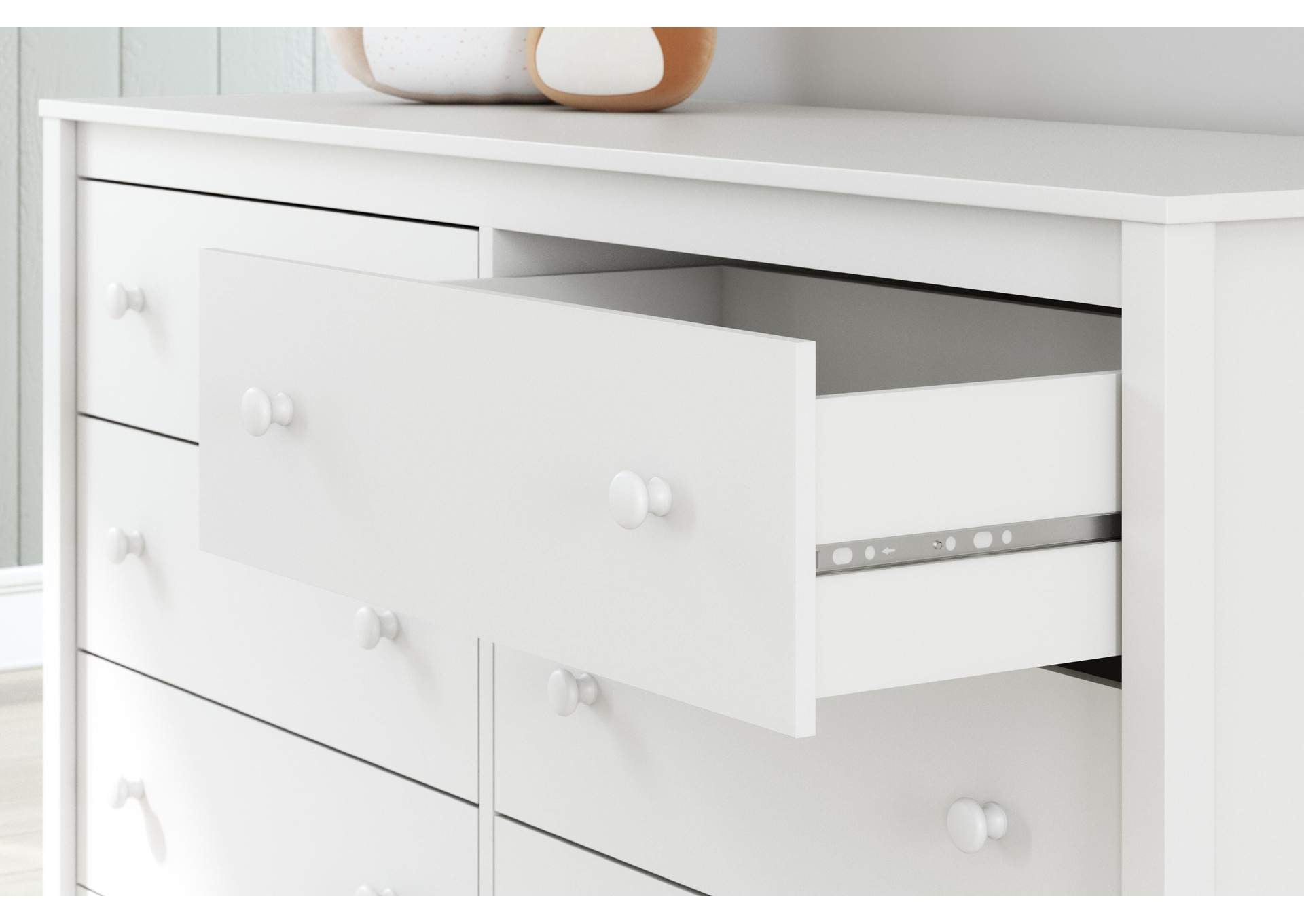 Hallityn Full Panel Headboard, Dresser, Chest and 2 Nightstands detail
