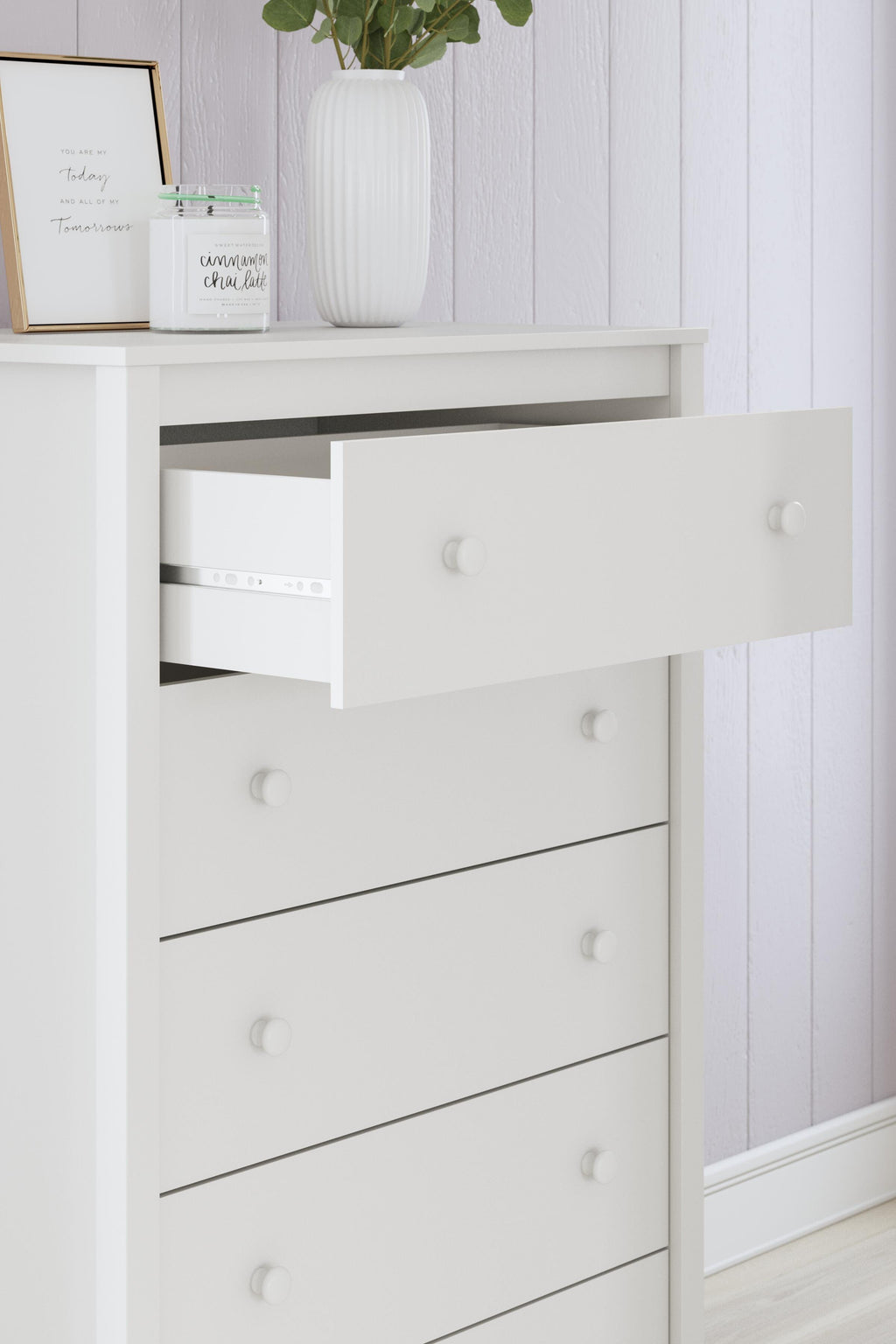 Hallityn Chest of Drawers in White, detail view