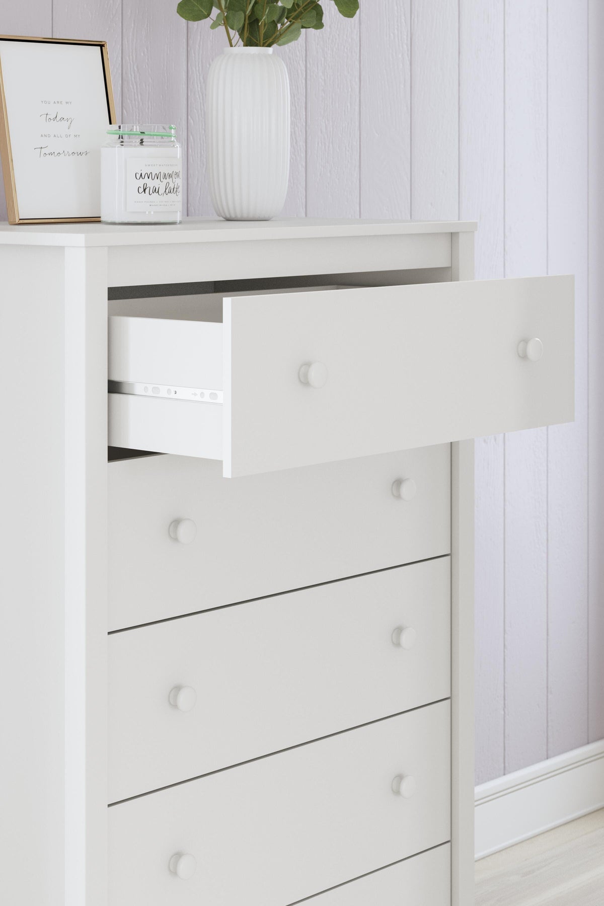 Hallityn Chest of Drawers in White, detail view