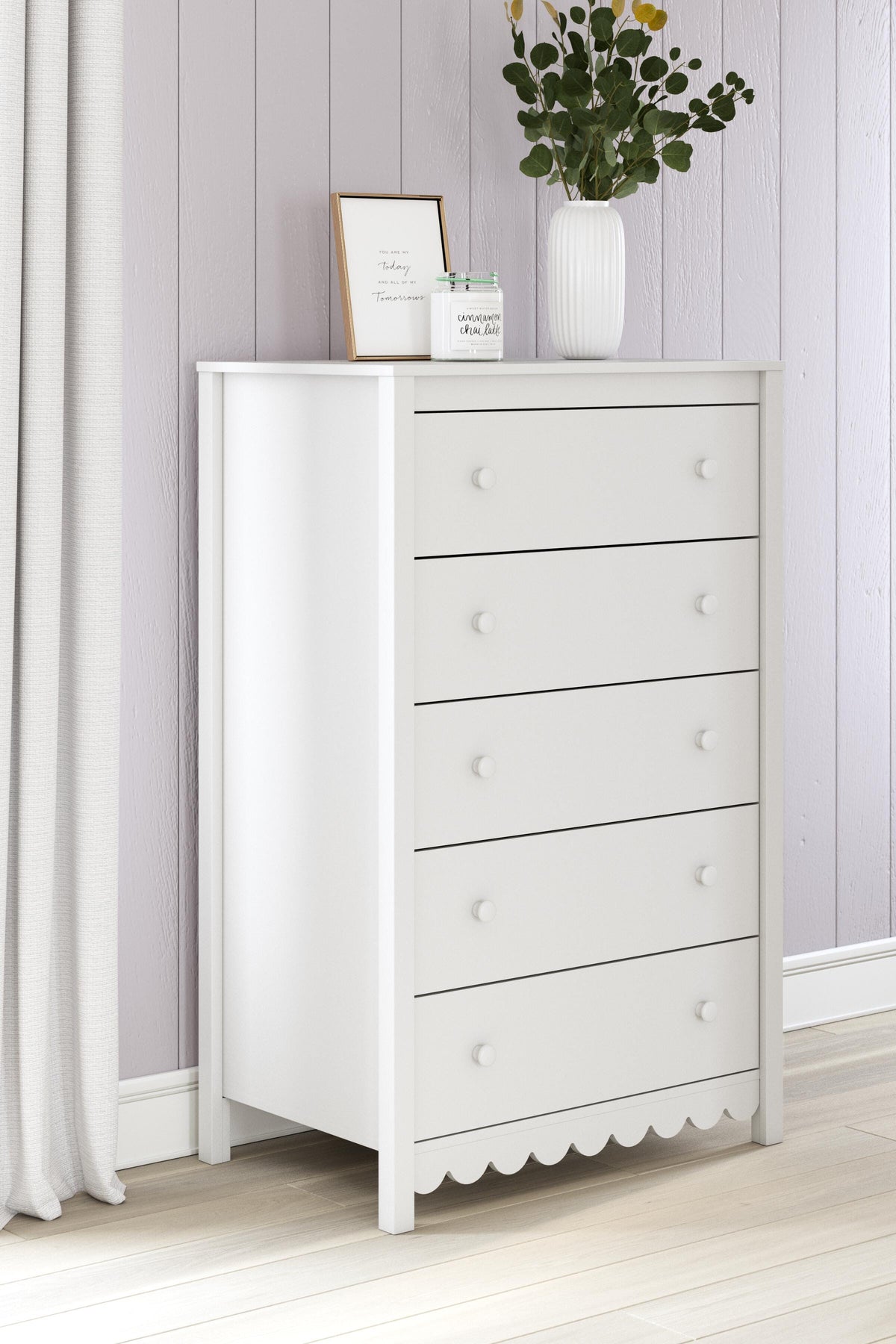 Hallityn Chest of Drawers in White, alternate view 3