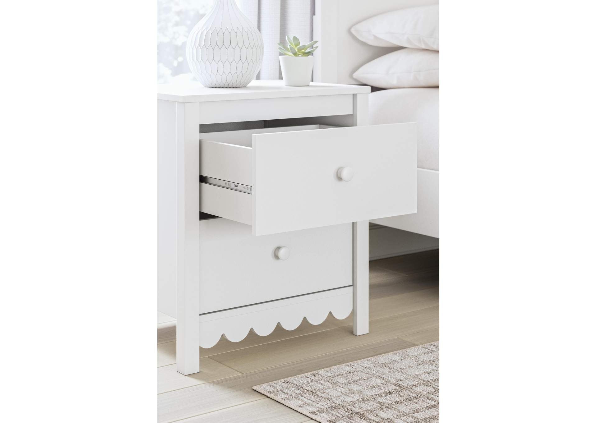 Hallityn Full Platform Bed, Dresser and 2 Nightstands detail