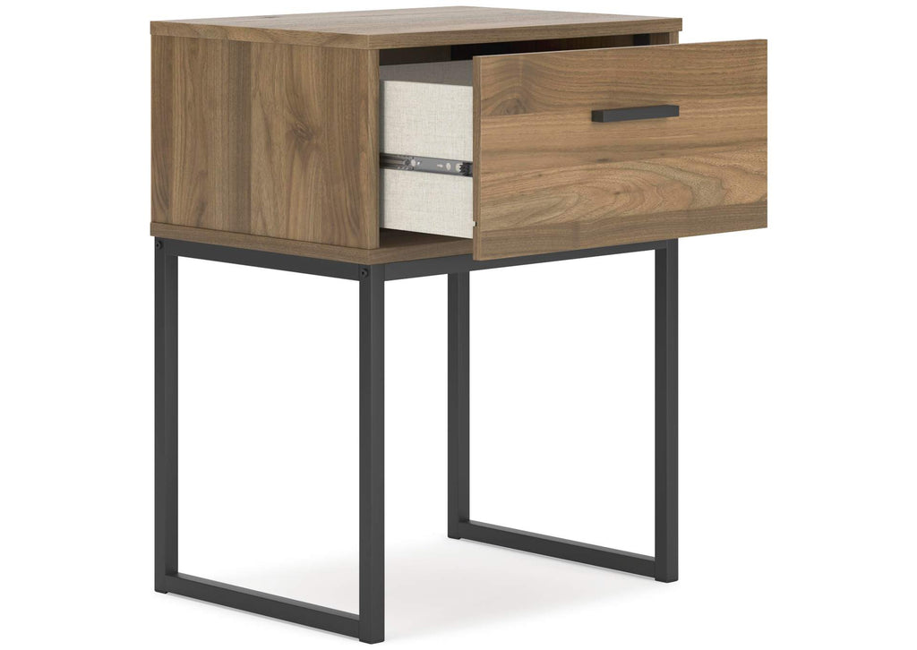 Deanlow Queen Panel Headboard and 2 Nightstands angled view