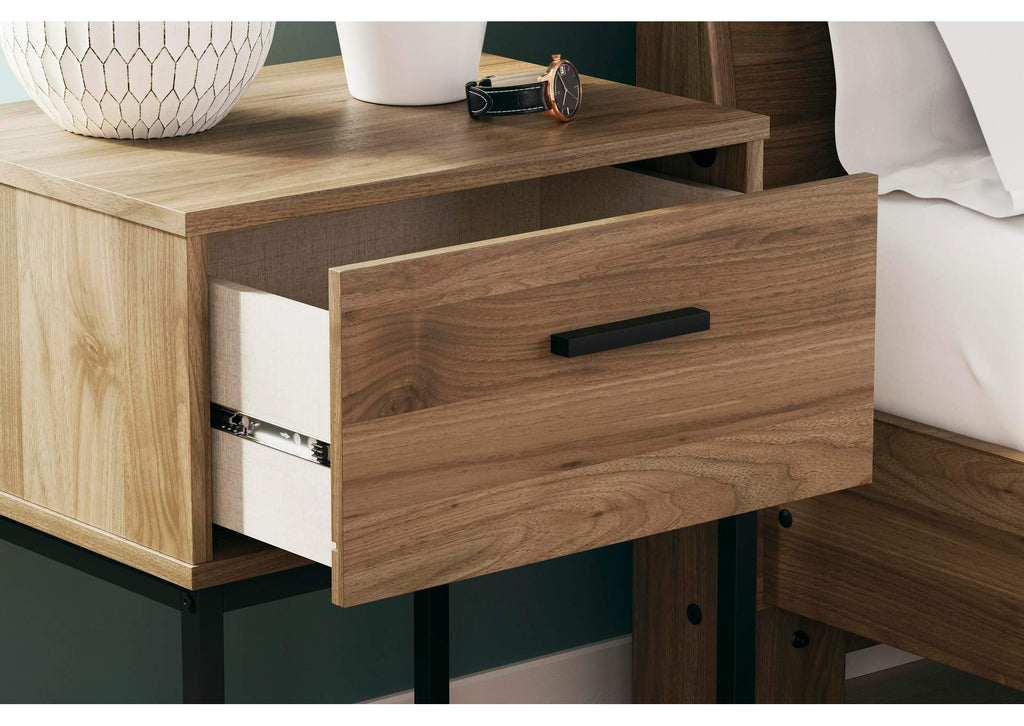Deanlow Queen Platform Bed, Dresser and Nightstand detail