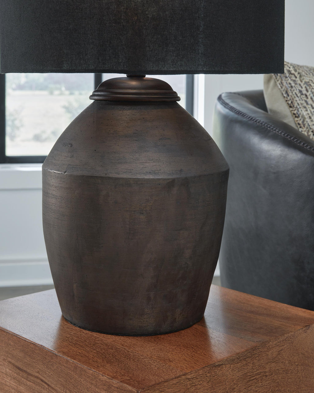 Naareman Table Lamp in Metallic Black, detail view