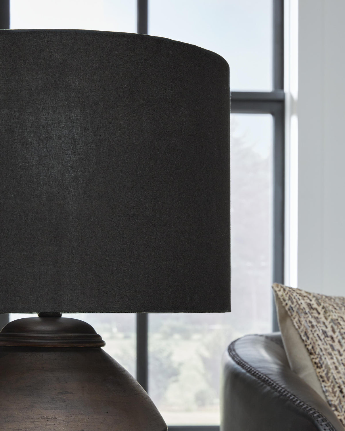 Naareman Table Lamp in Metallic Black, detail view