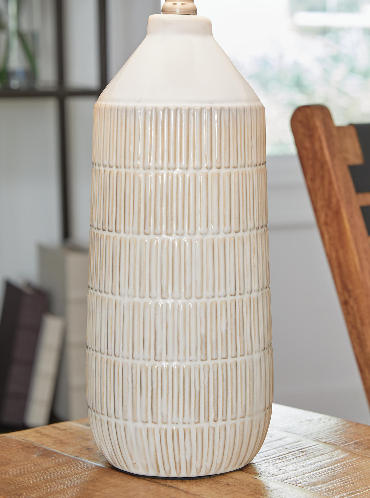 Willport Table Lamp (Set of 2) in Off White, detail view