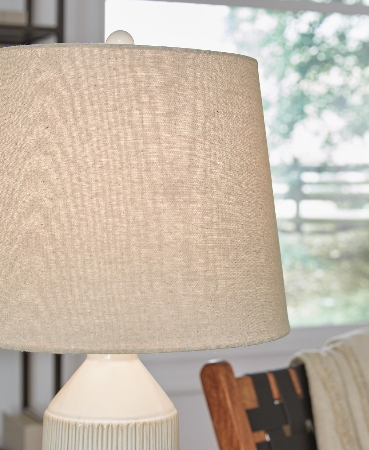 Willport Table Lamp (Set of 2) in Off White, detail view
